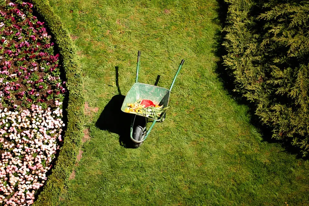 planting-av-blomster legging av grus i hage og gårdsplass