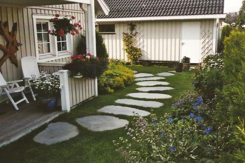 stein-heller legging av grus i hage og gårdsplass
