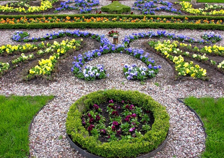 blomsterbed i formasjon i park
